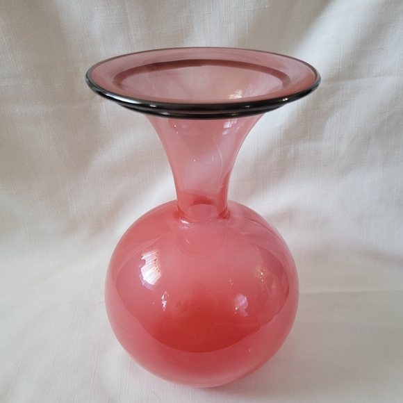 Hand-blown Beautiful Grapefruit Pink Glass Vase - Picture 3 of 14